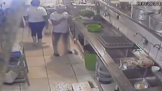 A mulher foi conferir a pressão da panela e o objeto explodiu