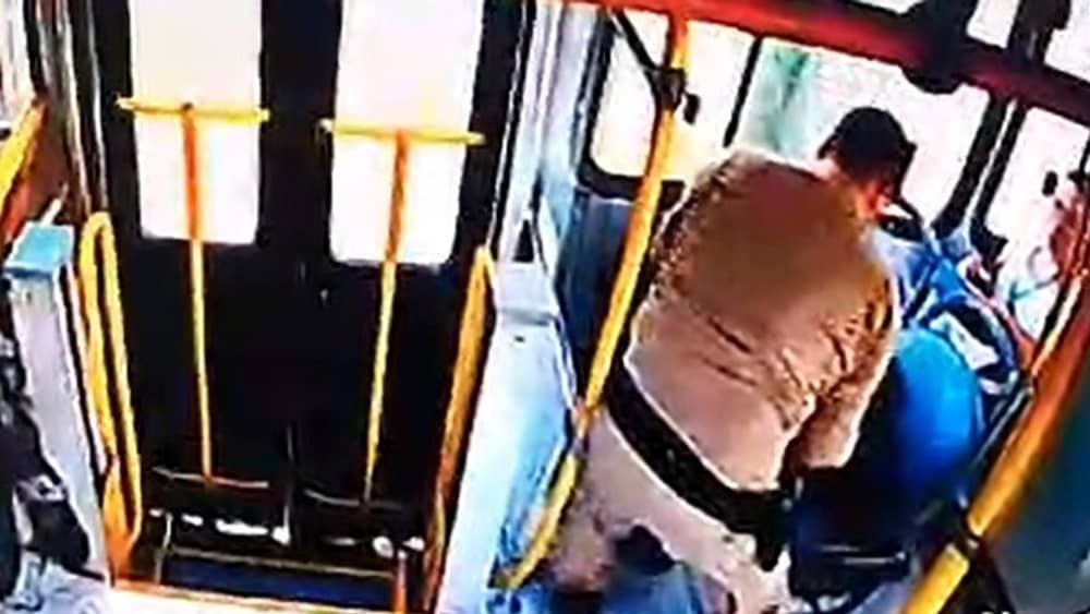 Policial salva mulher que sofreu parada cardíaca dentro de ônibus em Minas