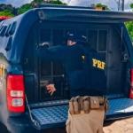 Mulher em surto psicótico esfaqueia duas pessoas em igreja