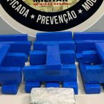Mulher confessa ter drogas escondidas e acaba presa com 33 barras de maconha e crack em BH