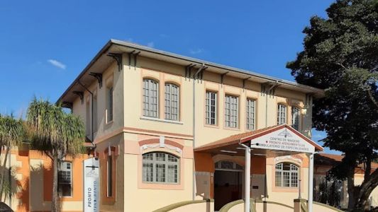 A mulher segue internada em estado grave na Sta. Casa de Misericórdia de Pindamonhangaba - SP.