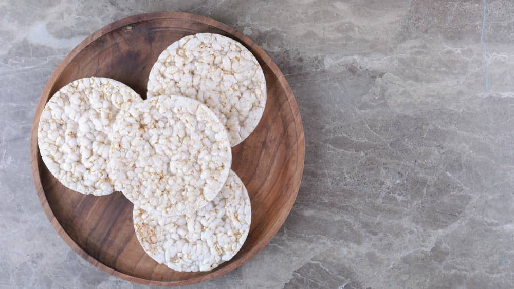 Mulher que encontrou larvas em biscoito de arroz será indenizada