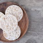 Mulher que encontrou larvas em biscoito de arroz será indenizada