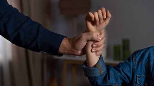 A mulher sofreu ferimentos no corpo e foi encaminhada para atendimento