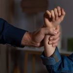 Mulher pula do 3° andar após ser ameaçada e agredida pelo companheiro