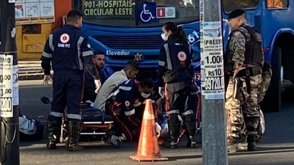 Acidente entre ônibus e moto deixa passageira com fratura na perna no bairro Horto, em BH