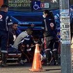 Acidente entre ônibus e moto deixa passageira com fratura na perna no bairro Horto, em BH