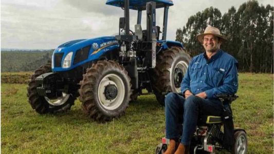 A New Holland lança trator adaptado para pessoas com dificuldades motoras nos membros inferiores
