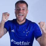 Cruzeiro confirma parceria com a Betfair e revela nova camisa para a temporada
