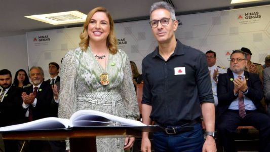 A nova chefe da Polícia Civil, Letícia Gamboge Reis, em cerimônia ao lado do governador Romeu Zema (Novo)