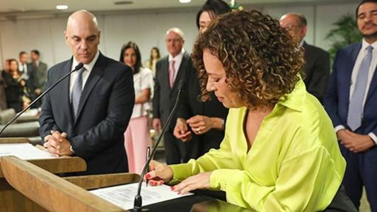 A nova ministra é doutora em direito pela PUC Minas e mestra em direito pela Universidade Federal de Minas Gerais (UFMG)