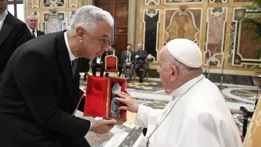 A obra “Madonna in Blues & Gold” foi entregue pelo reitor da UFSJ