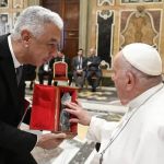 Papa Francisco recebe obra de escultor mineiro no Vaticano
