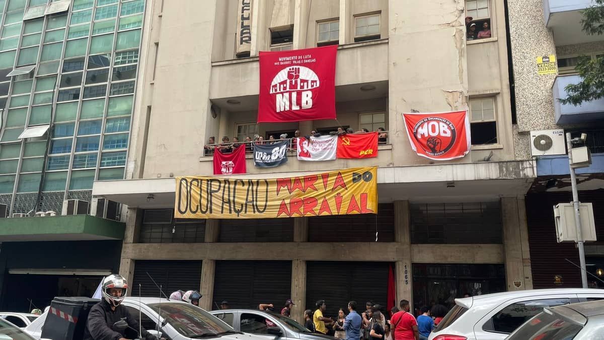 Famílias ocupam prédio vazio no Centro de Belo Horizonte em busca de moradia: 'a esperança é ter minha casa'