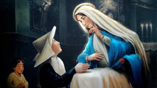 A origem da data esta ligada à aparição de Nossa Senhora das Graças, em 1830, na Capela da Rue du Bac