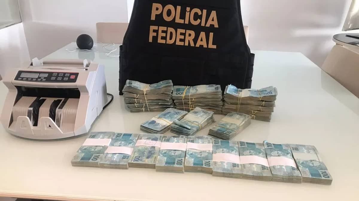 Polícia encontra R$ 270 mil na casa de homem suspeito de vender sentença a traficantes