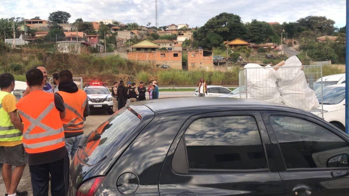 Motoristas de empresa que faz entregas da Shopee em Minas fazem manifestação e pausam entregas 