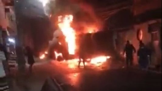 A parte de baixo do veículo blindado foi atingida durante o ataque, o que provocou o incêndio