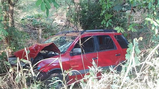 A parte dianteira do veículo ficou destruída.