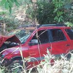Carro com quatro pessoas cai em barranco, na Grande BH