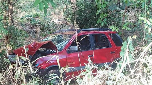 A parte dianteira do veículo ficou destruída.