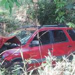 Carro com quatro pessoas cai em barranco, na Grande BH