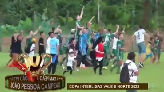 A partida foi transmitida pela internet, que registrou o momento do acidente