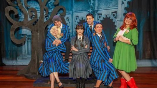 A peça retrata a amizade entre a protagonista e sua colega de classe