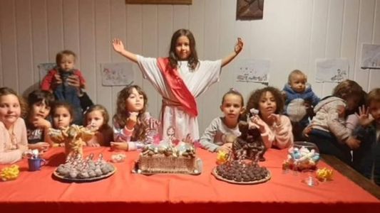 A pequena Lis escolheu Jesus Cristo como tema para a festa de aniversário