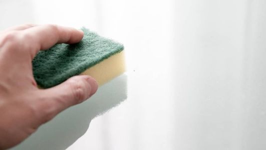 A pesquisa revelou ainda que quase metade (49%) dos brasileiros acreditam que limpar a casa é um gesto de autocuidado