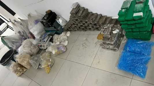 A PM apreendeu mais de 100 kg de entorpecentes no interior de SP.