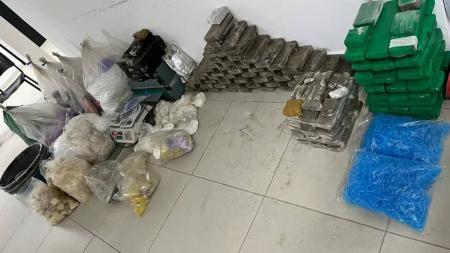 A PM apreendeu mais de 100 kg de entorpecentes no interior de SP.