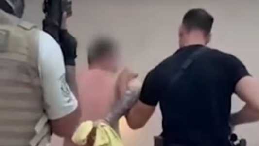 A PM localizou José Vitor Carvalho em uma mansão no Guarujá, ele estava foragido após não voltar de uma saída temporária.