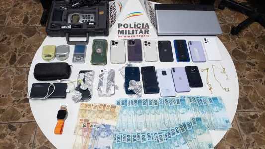 A policia apreendeu 15 aparelhos celulares, além de R$ 5 mil reais