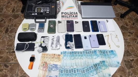 A policia apreendeu 15 aparelhos celulares, além de R$ 5 mil reais