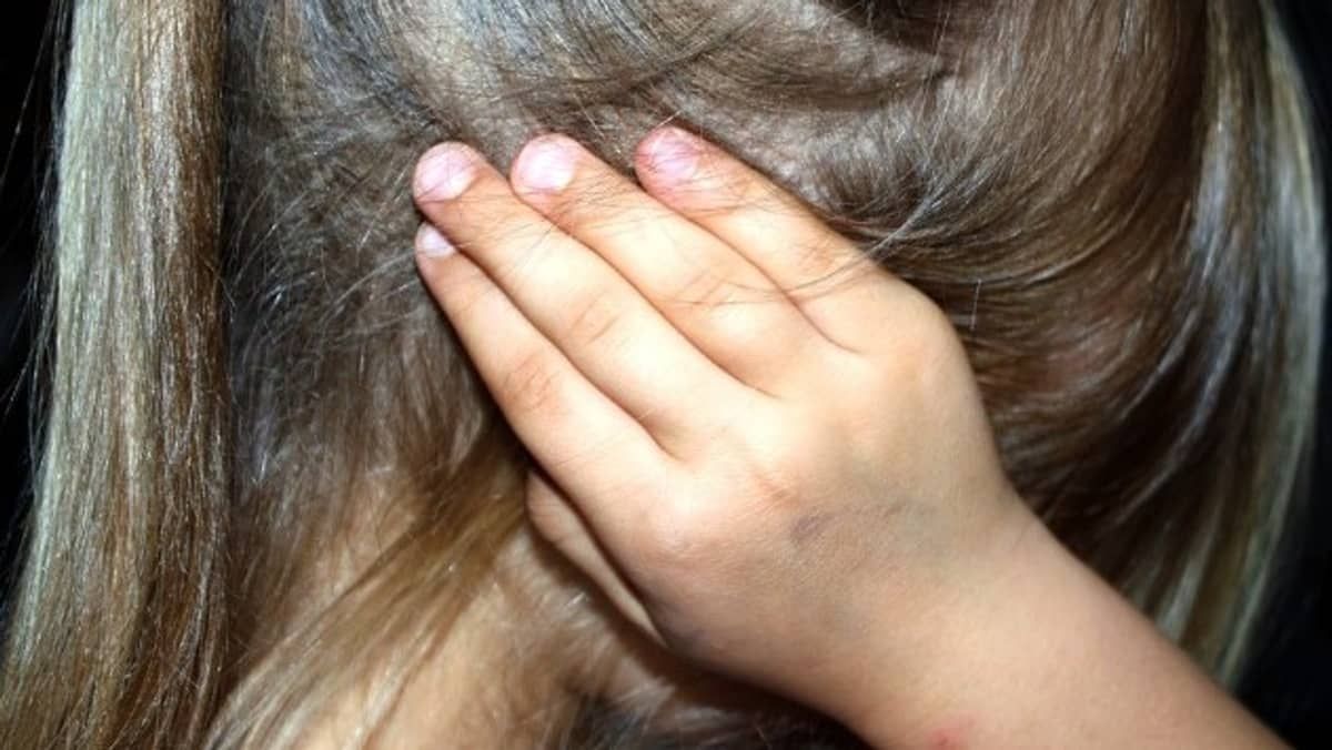 Pai e madrasta são presos suspeitos de  matar e colocar  fogo no corpo de filha após ela fazer xixi no chão em Minas