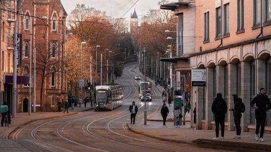 A polícia de Nottingham, no centro da Inglaterra, encontrou três corpos