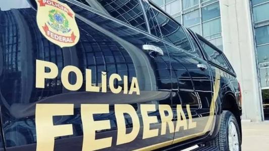 A Polícia Federal investiga servidores públicos municipais na Bahia por superfaturamento de contatos e desvio de dinheiro