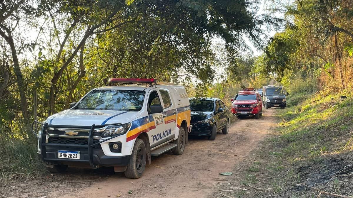 Com apenas uma mão e pé para fora, corpo com marcas de tiro é encontrado enterrado em matagal na Grande BH