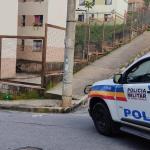 Homem é morto a tiros no meio da rua na Vila Cemig e PM pede informações a testemunhas
