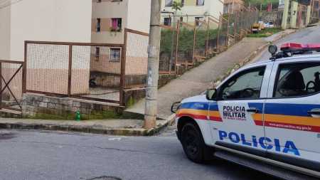 A Polícia Militar solicita que testemunhas identifiquem o autor do crime por meio da denúncia anônima no 181
