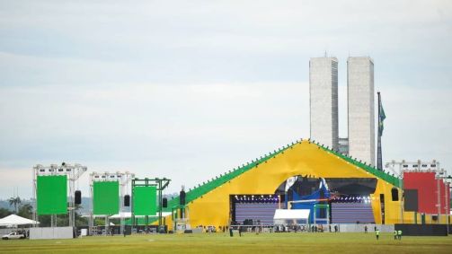 A posse está prevista para começar, às 14h20, na altura da Catedral de Brasília.
