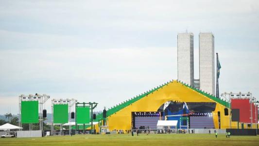 A posse está prevista para começar, às 14h20, na altura da Catedral de Brasília.