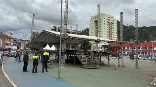 A Praça 1º de Maio está sendo preparada para o momento cívico