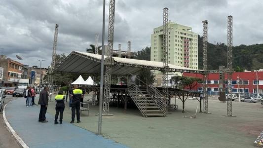 A Praça 1º de Maio está sendo preparada para o momento cívico