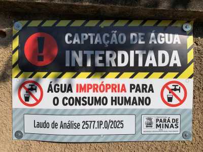 A prefeitura municipal de Pará de Minas fixou placas apontando a contaminação da água e interdição do local