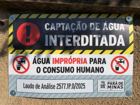 A prefeitura municipal de Pará de Minas fixou placas apontando a contaminação da água e interdição do local