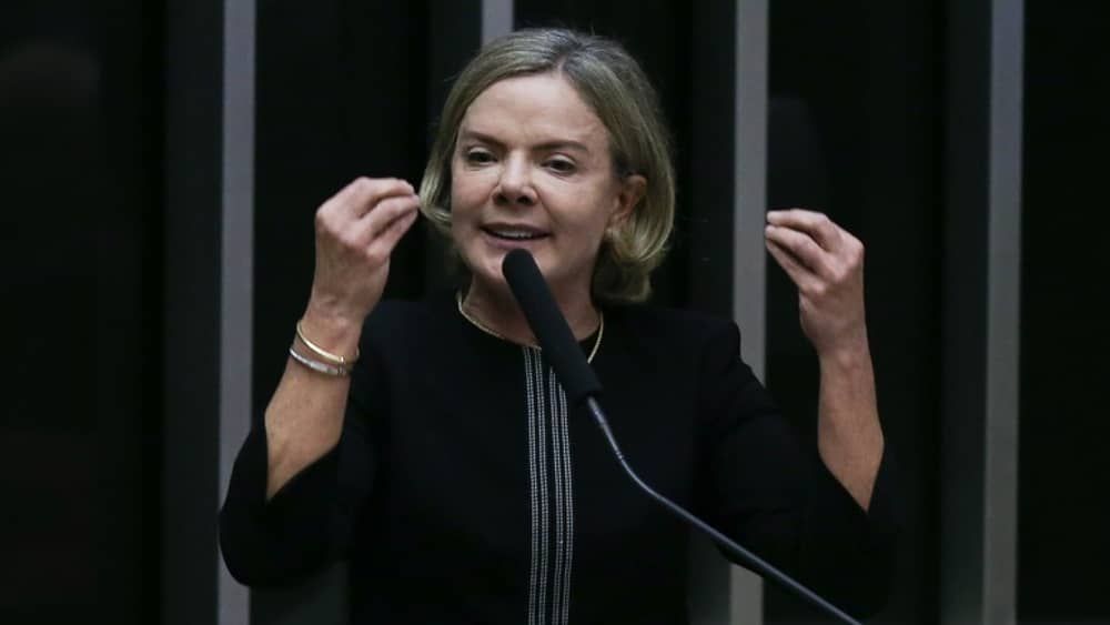 ‘Crime contra o país’, diz Gleisi sobre decisão do Copom de cortar Selic em 0,25%