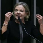 ‘Crime contra o país’, diz Gleisi sobre decisão do Copom de cortar Selic em 0,25%