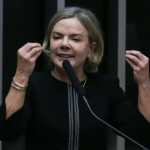 ‘Crime contra o país’, diz Gleisi sobre decisão do Copom de cortar Selic em 0,25%